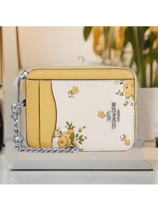 Coach Handbags - NWT 🌼 Coach Yellow & Chalk White Floral Zip Card Case with Chain 🌼